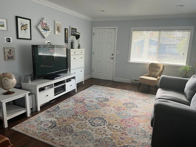 Foto del edificio - Fully Furnished Comfort + Rare Central A/C...