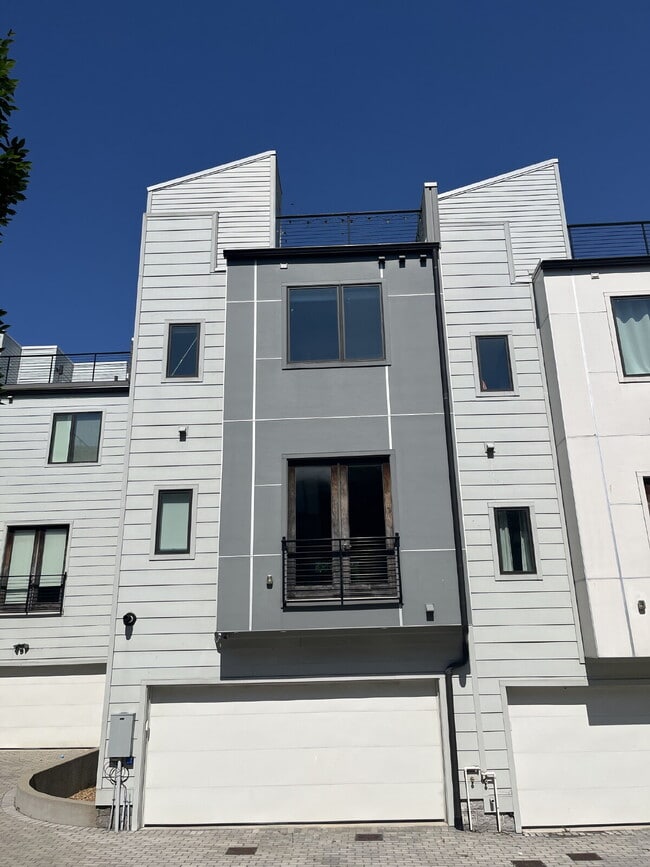 Building Photo - 824 13th Ave S