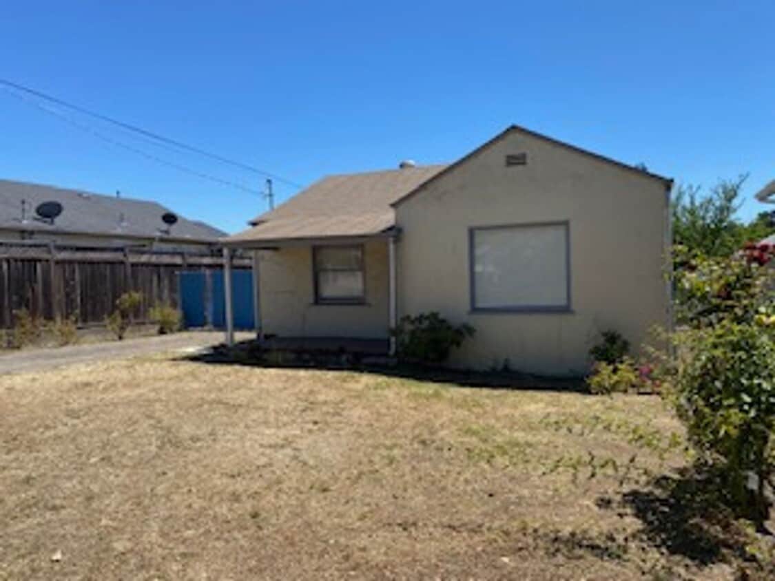 Primary Photo - 2 Bedroom / 1 Bath