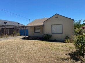 Building Photo - 427 Reis Ave