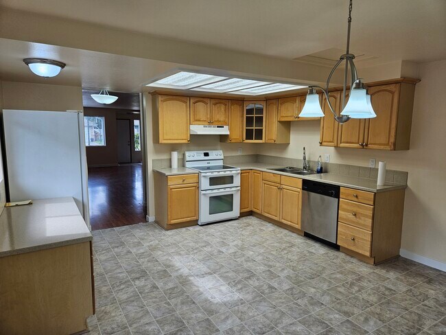 Cocina - 10011 33rd Ave SE