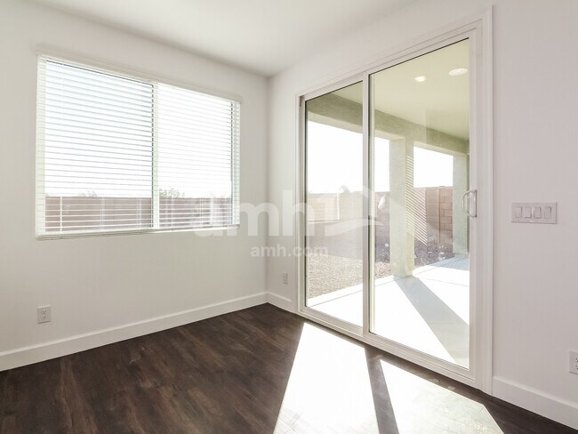 Foto del edificio - 6135 W Calle Bilboa