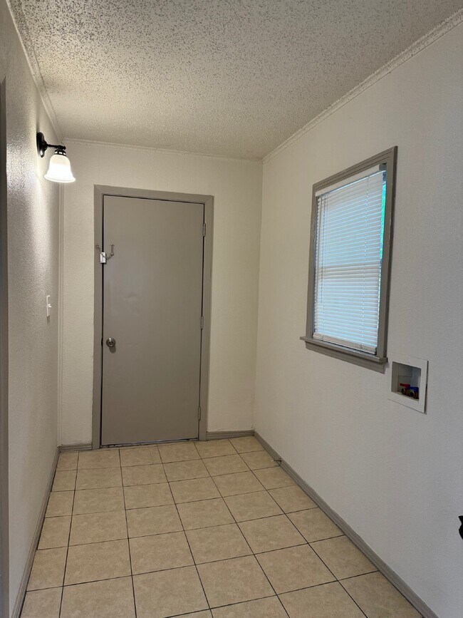 Foto del edificio - "Charming 2-Bedroom Home – Cozy and Comfortable 759 Sq Ft Living!"