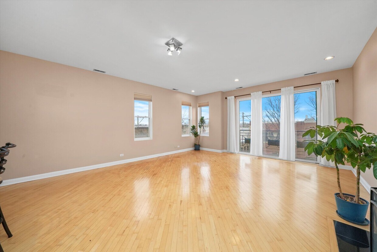 Primary Photo - 260 N California Ave