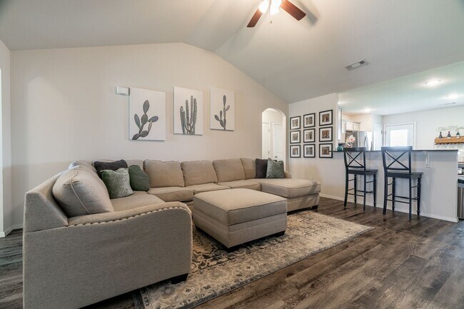 Foto del edificio - Like New Home LOADED w/Amenities at Lakewood S/D in Lowell!