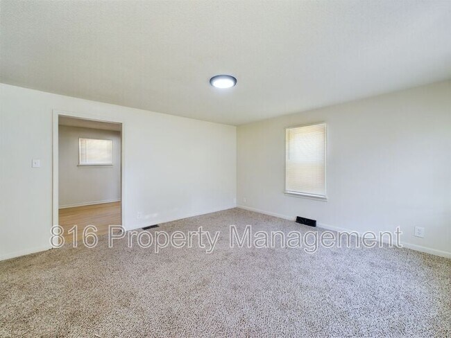 Building Photo - 906 S Haden St.