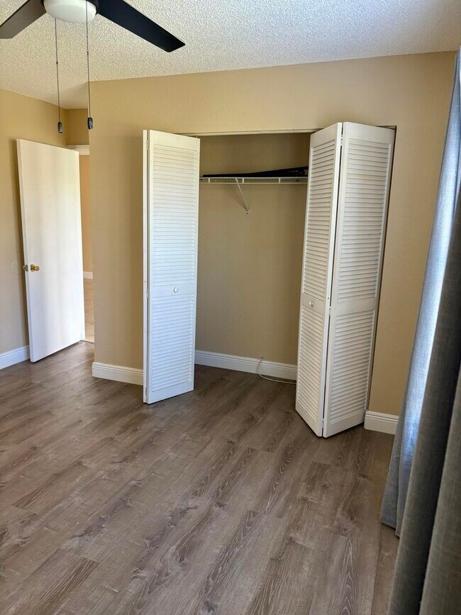 Foto del edificio - 1545 Lake Crystal Dr