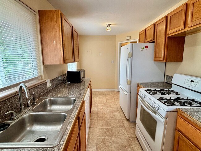 Building Photo - Spacious 4-Bedroom, 2-Bathroom Home with R...