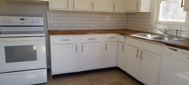 Building Photo - 2 Bedroom 1 bath bungalow in Red Bank TN