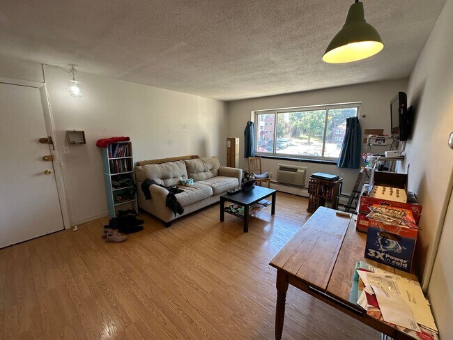 Building Photo - 239 Kelton St