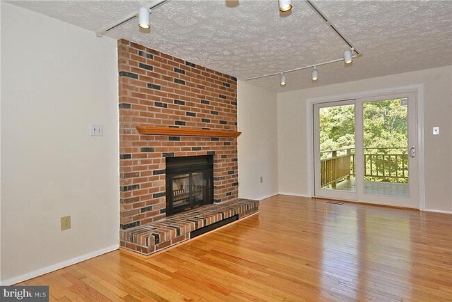 Building Photo - 5 Sanders Ct