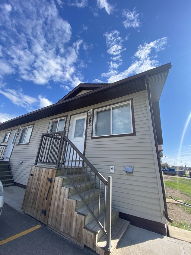 Primary Photo - 9225-9293 93 Ave
