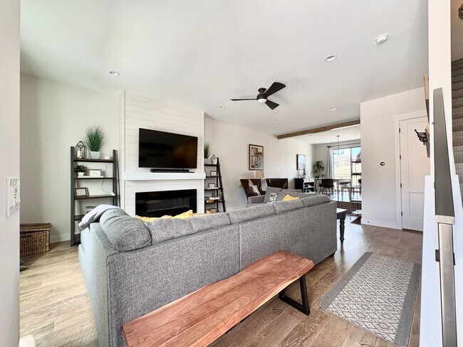 Foto del edificio - Spacious 4 Bed, 3.5 Bath Furnished Townhome with Garage in a Peaceful, Prime Location