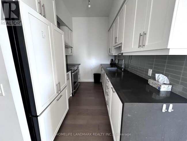 Building Photo - 4085-4085 Parkside Village Dr