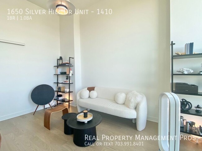 Building Photo - Stunning, Sun-Drenched Condo at the Verse,...