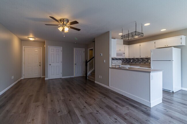 Foto del edificio - Beautiful 4 Bed 2.5 bathroom home  with 2 ...