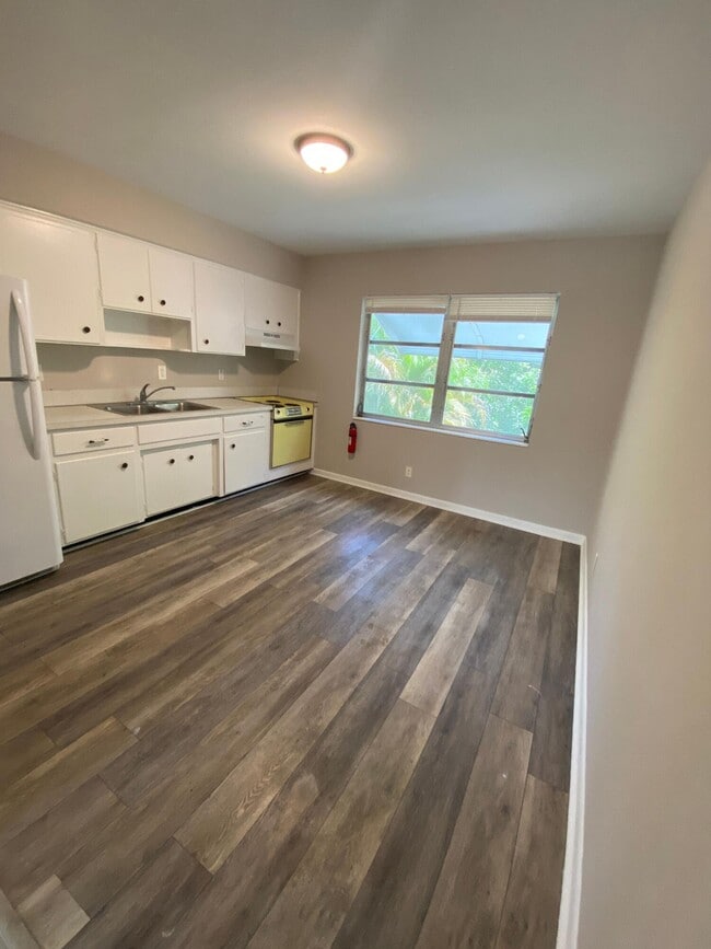 Foto del edificio - 612 Prosperity Farms Rd