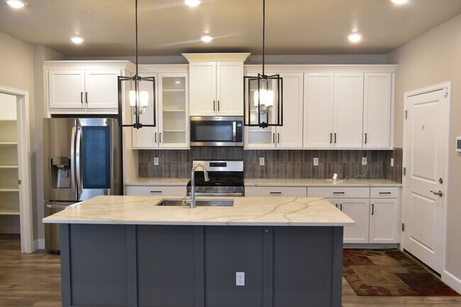 Building Photo - Spacious 3BR Duplex with a full unfinished...
