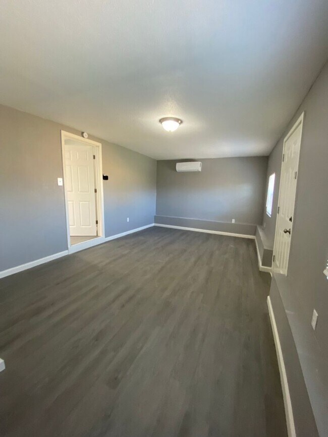 Foto del edificio - COMPLETELY REMODELED 3 bedroom/1 bath dupl...