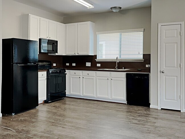 Foto del edificio - 4065 Mossy Pl Ln