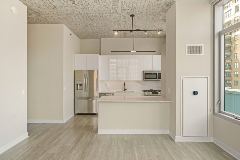 Foto principal - 226 W Chicago Ave