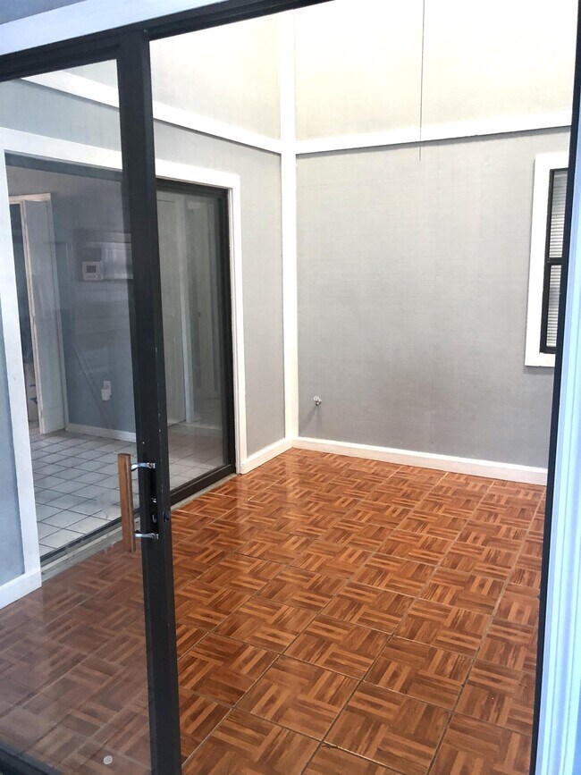 Building Photo - 817 Mendoza Dr