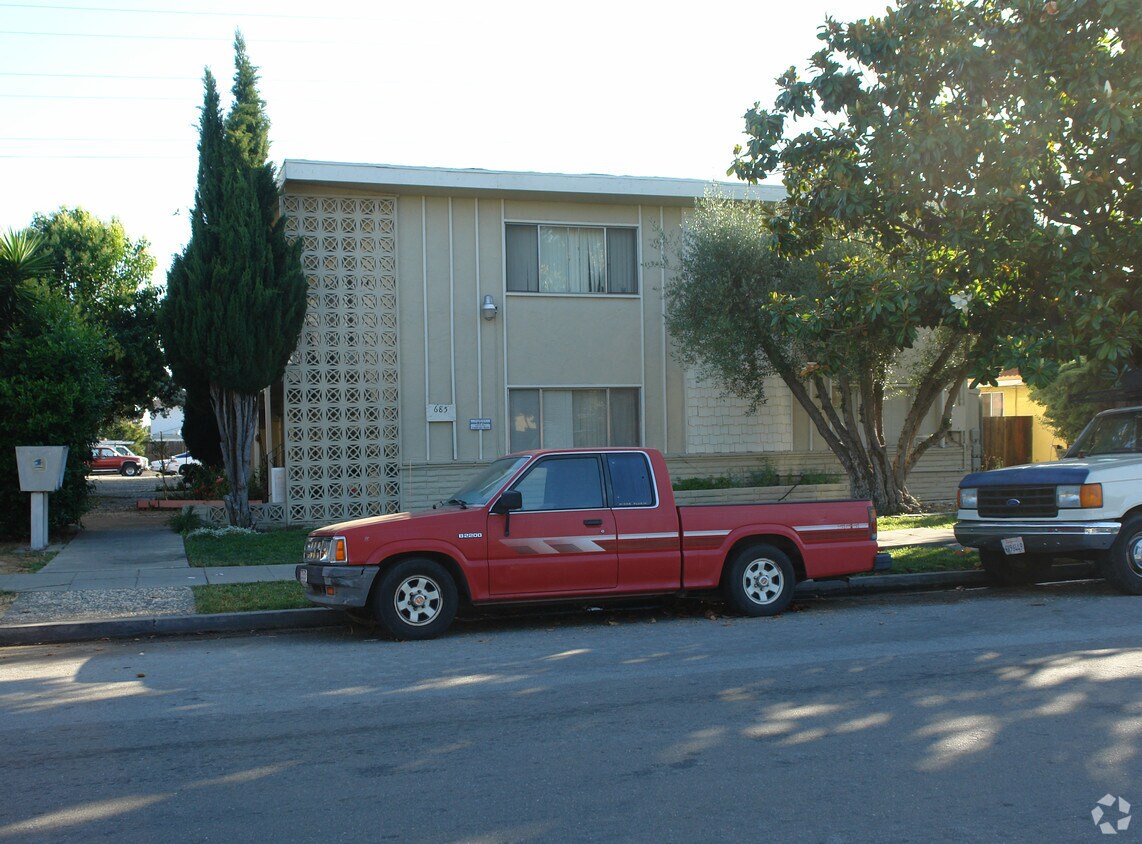 Building Photo - 685 Iris