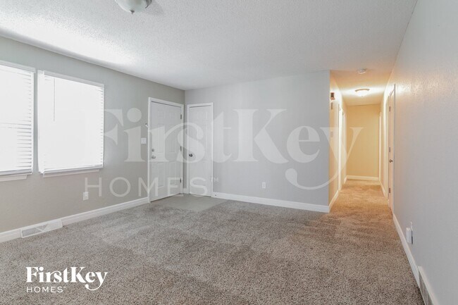Foto del edificio - 717 NE Westwind Dr