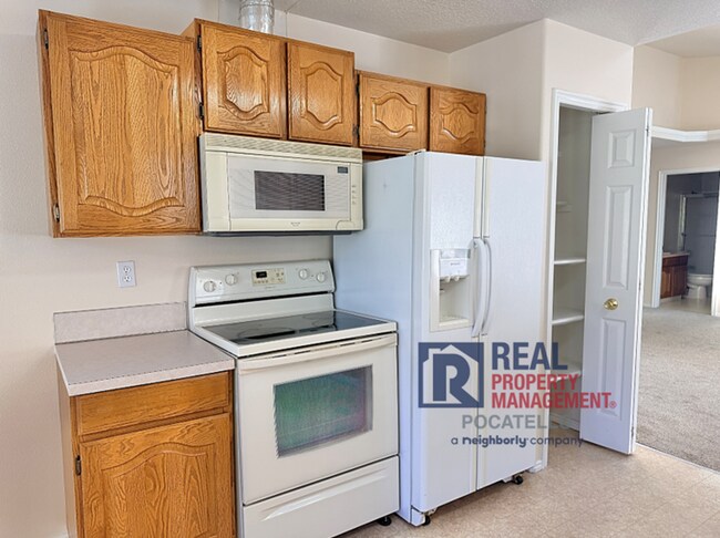 Building Photo - 4 bedroom 3 bathroom - 2 car garage -This ...