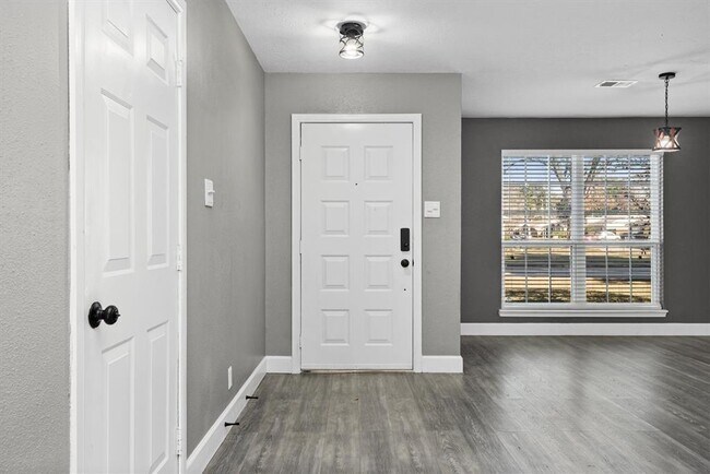 Building Photo - 2615 Blue Mist Dr