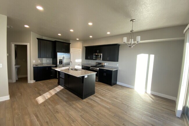 Foto del edificio - "Spacious 4-Bed Townhouse Oasis with 2.5 Baths in Scenic Hurricane, UT!"