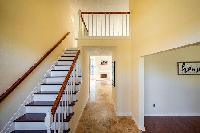 Building Photo - 8918 High Haven Dr