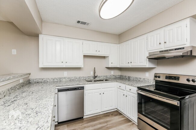 Foto del edificio - 5104 Red River Dr