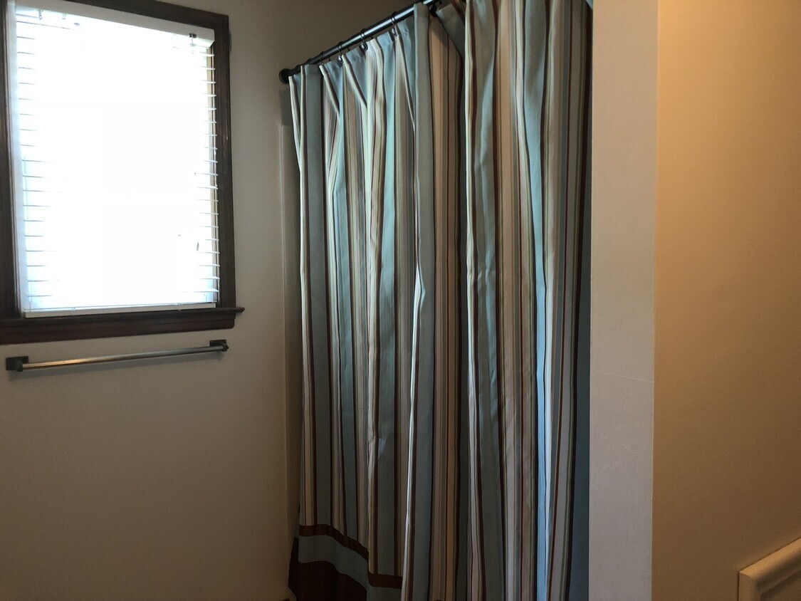 Foto principal - AVAILABLE 7/18/2025 - 4 bedroom house in P...