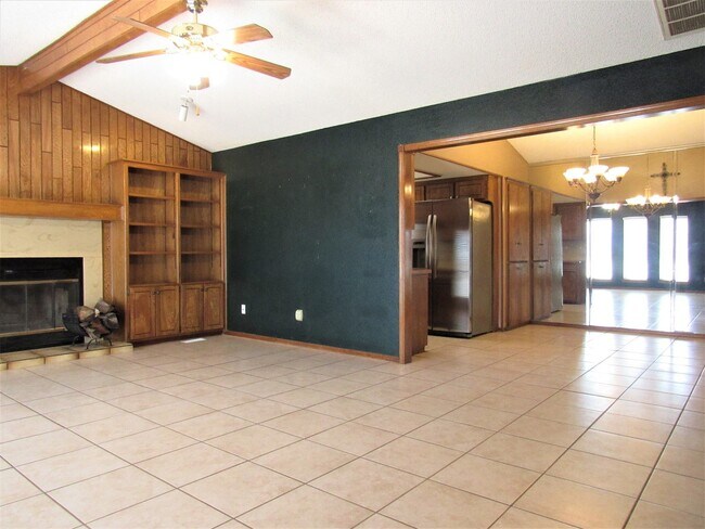 Building Photo - Yukon home for lease!!  3 bed/2 Bathroom w...