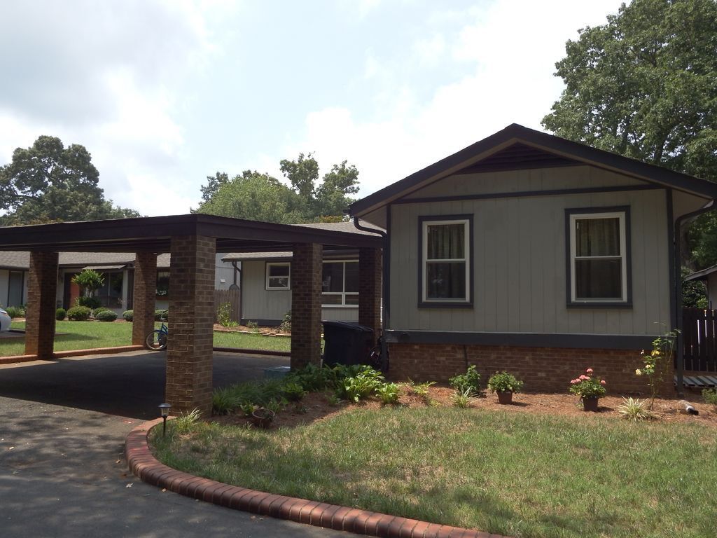 Primary Photo - Three Bedroom in Popular Bermuda Run. MUST...