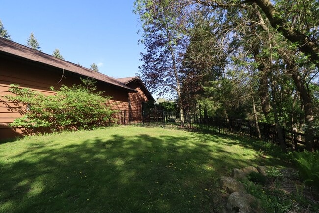 Building Photo - Stunning 4 Bedroom Home with Pond Access
