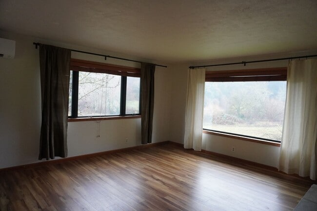 Building Photo - 5716 Alki Rd