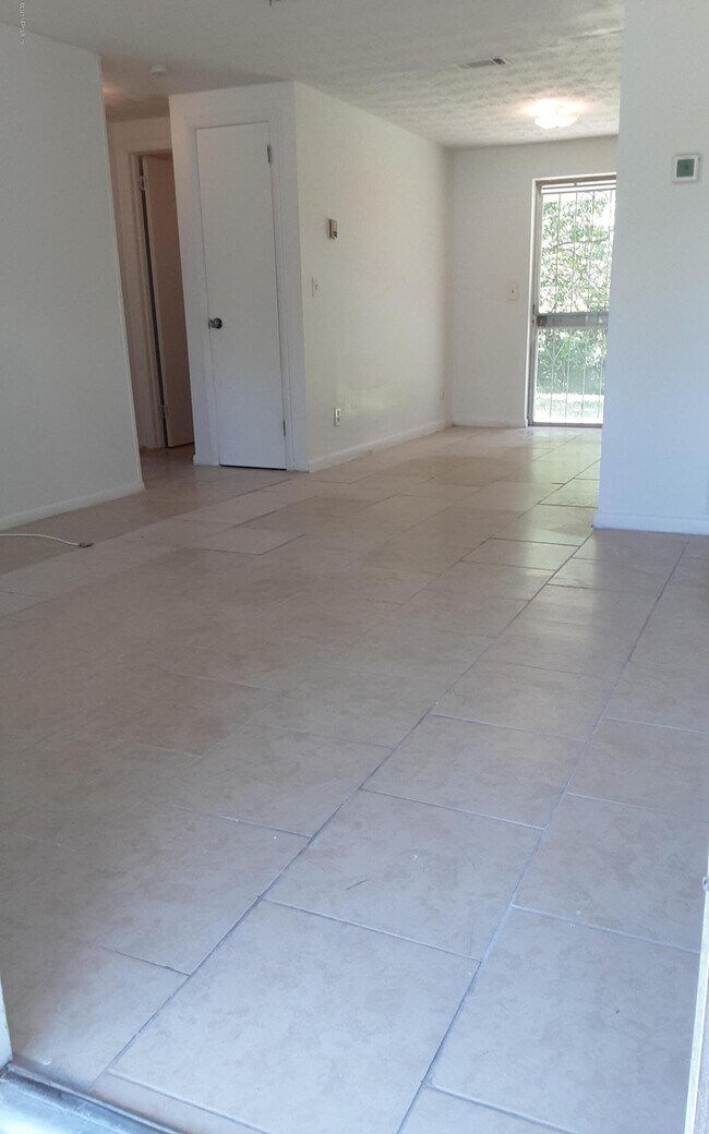 Building Photo - 4504 Lincrest Dr S