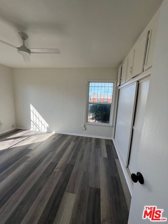 Building Photo - 1104 W 93rd St