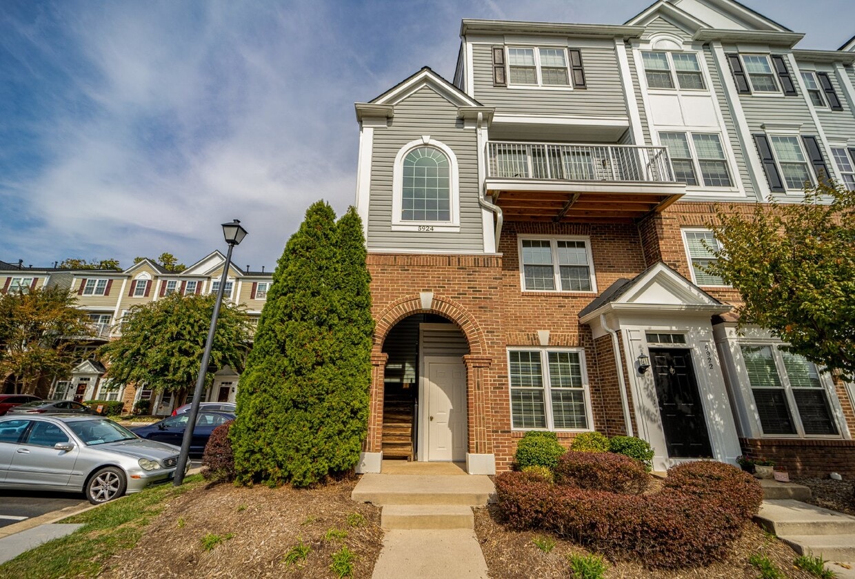 2-level condo, conveniently located - 2-level condo, conveniently located