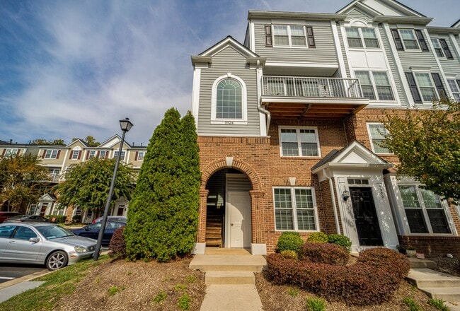 2-level condo, conveniently located - 2-level condo, conveniently located