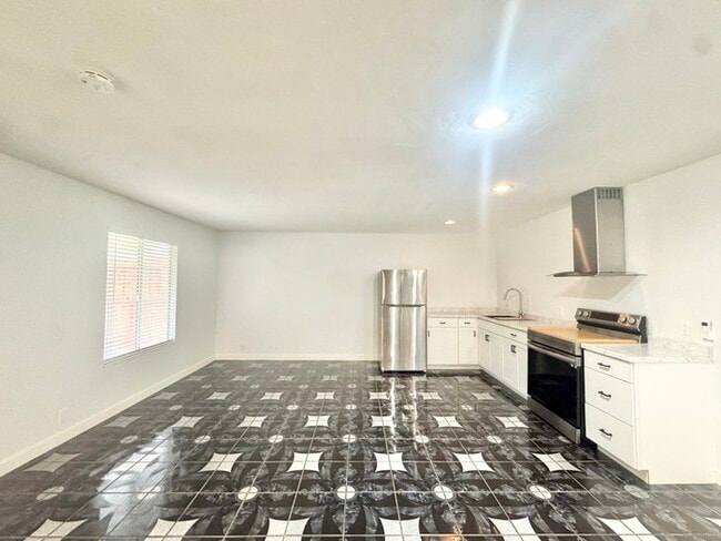 Building Photo - Charming/updated studio in North Highlands!