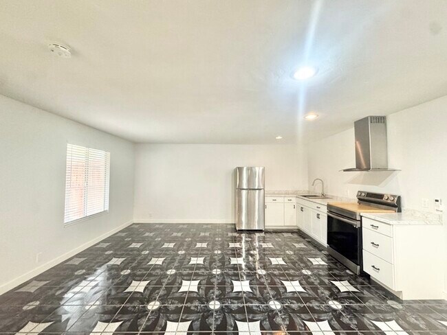 Foto del edificio - Charming/updated studio in North Highlands!