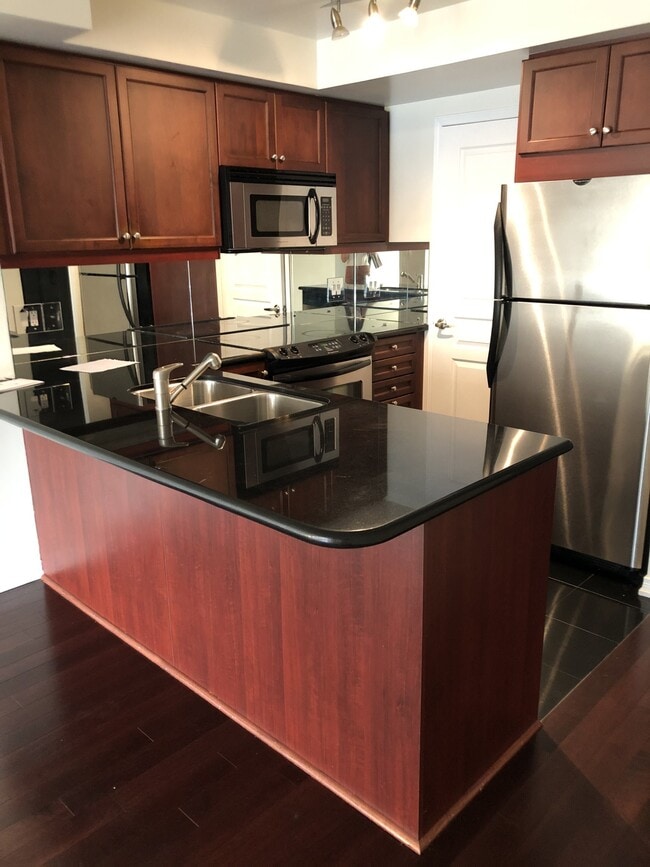 Building Photo - 308 Palmerston Av