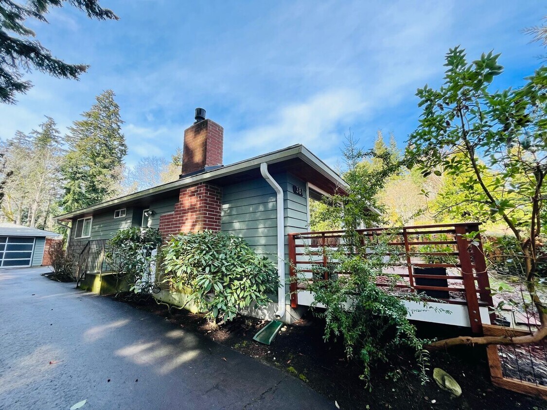 Primary Photo - Tastefully Remodeled Bungalow, Just 2 Bloc...