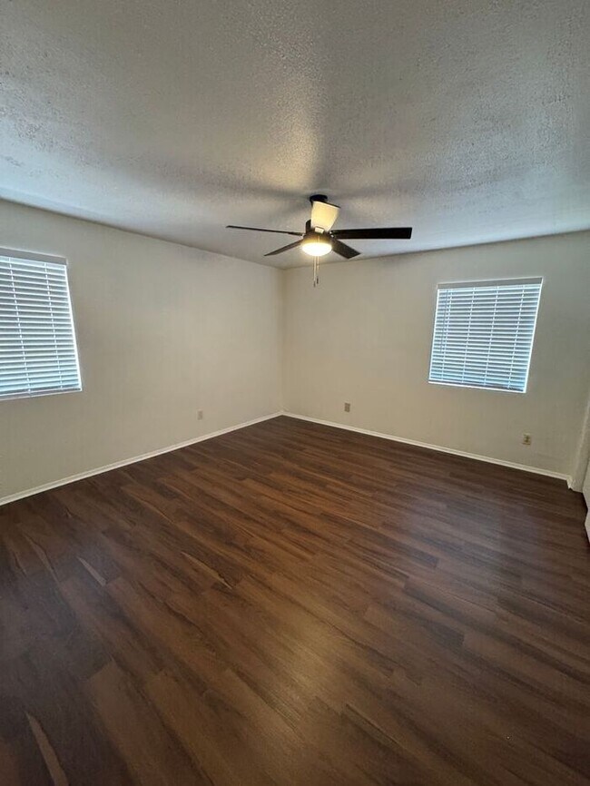 Building Photo - Charming 2 bedroom 1 bath