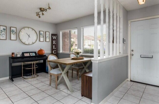 Foto del edificio - "Charming 2-Bed Townhouse with Modern Comforts in Orlando's Heart"