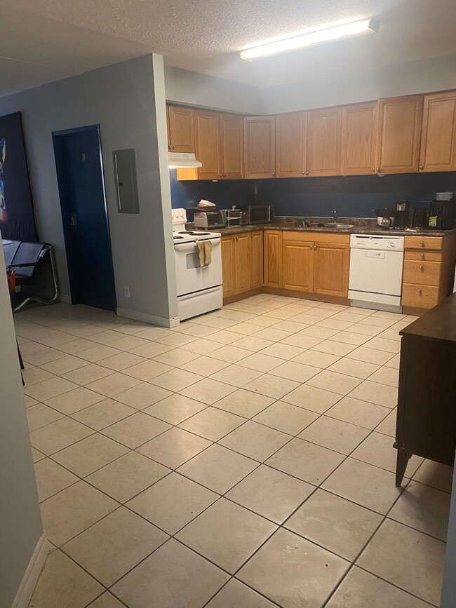 Building Photo - 253-253 Lester St