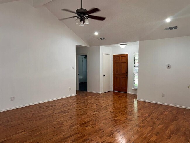 Building Photo - 600 Eaglecreek Dr